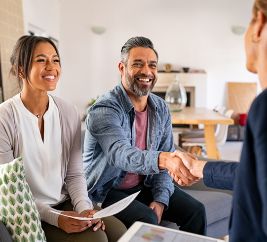 Couple purchasing insurance in Michigan